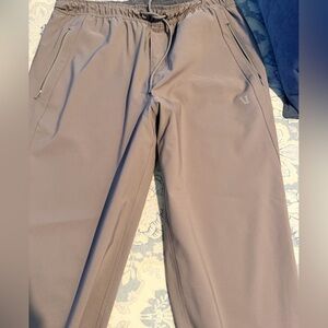 Vuori Men's Gray Joggers